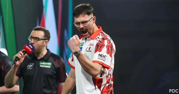 Damon Heta in actie op het podium van Alexandra Palace