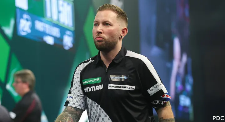 Danny Noppert loopt het podium af.