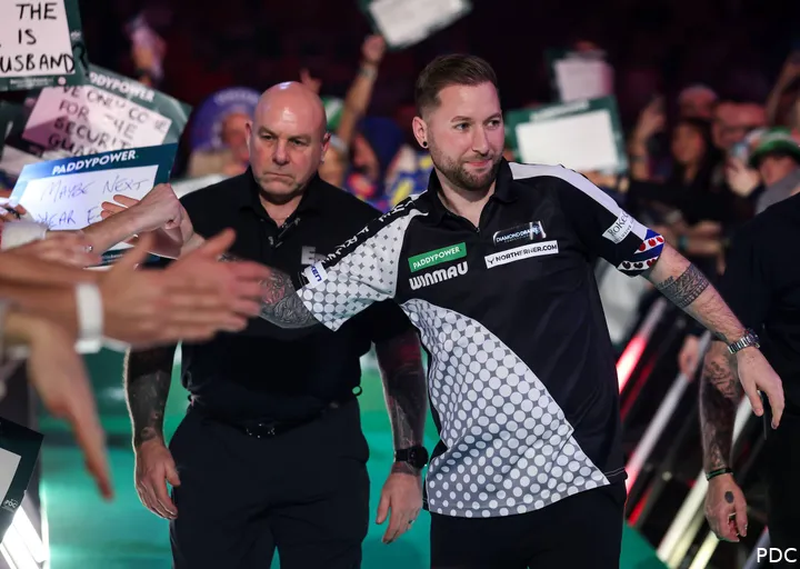 Danny Noppert geef het publiek wat handjes