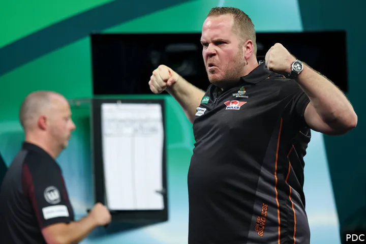 Dirk van Duijvenbode juicht op het podium in Alexandra Palace