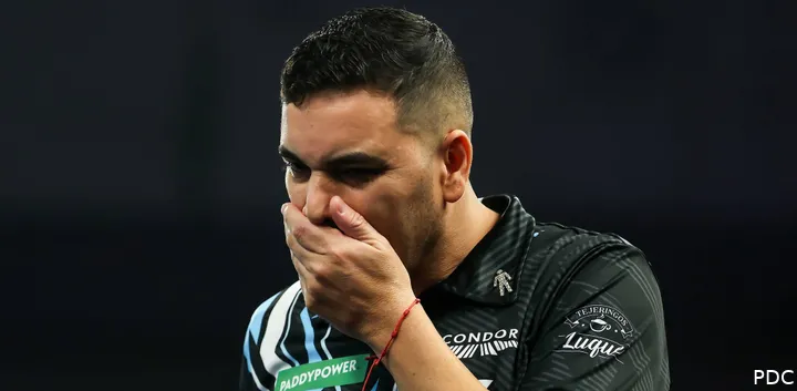 Jesus Salate baalt met linkerhand voor zijn mond