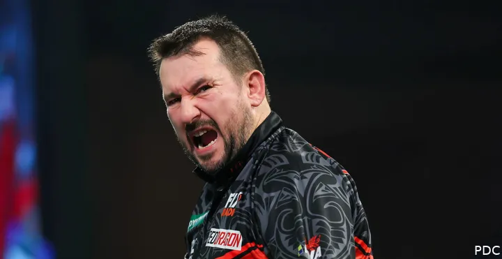 Jonny Clayton juicht met open mond.