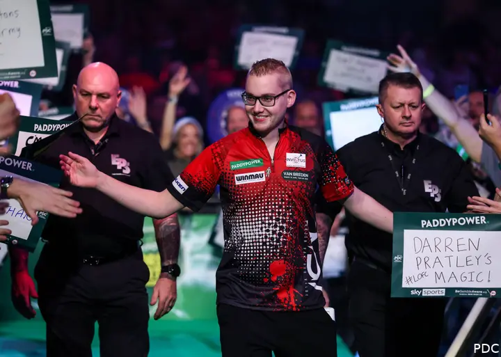 Jurjen van der Velde tijdens zijn walk-on op het WK Darts.