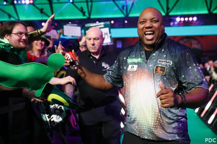 Leonard Gates lacht met open mond tijdens walk-on