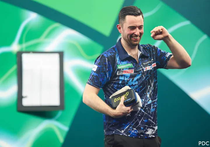 Luke Humphries balt de vuist op het WK-podium