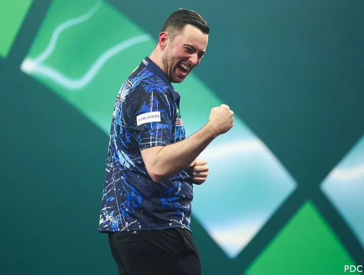 Luke Humphries balt de vuist