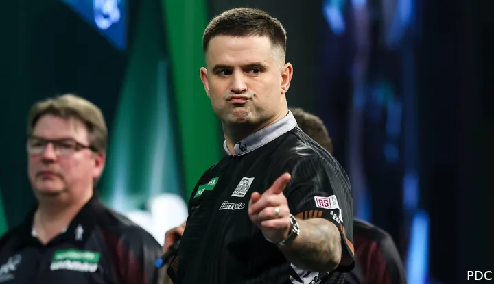 Luke Woodhouse wijst met linker wijsvinger gek gezicht