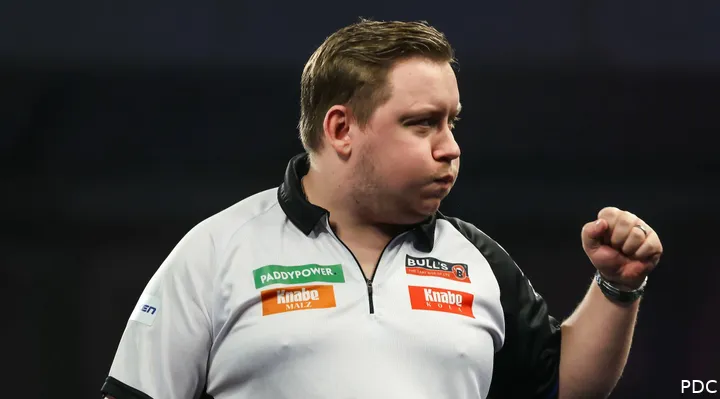 Martin Schindler zucht diep met gebalde vuist