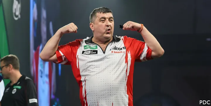 Mensur Suljovic juicht en laat spierballen zien&nbsp;