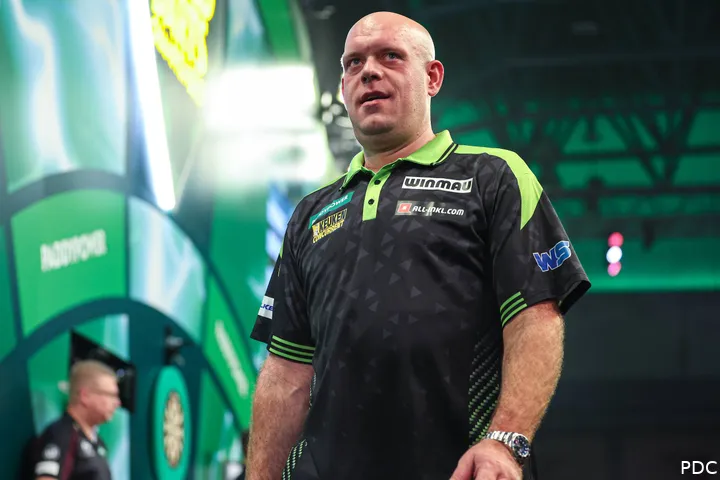 Michael van Gerwen loopt van het podium af
