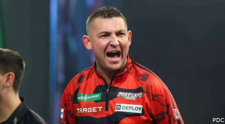 Nathan Aspinall juicht met open mond.