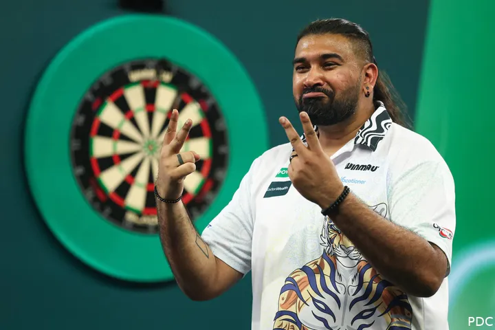 Nitin Kumar steekt met beide handen twee vingers in de lucht.