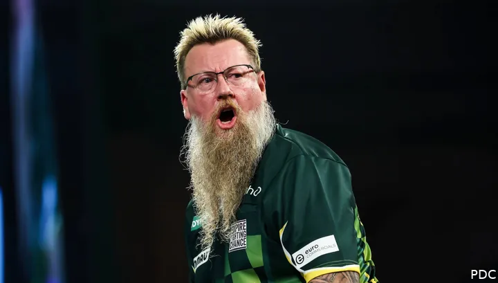 Simon Whitlock schreeuwt het uit van blijdschap tijdens de WK Darts 2026&nbsp;