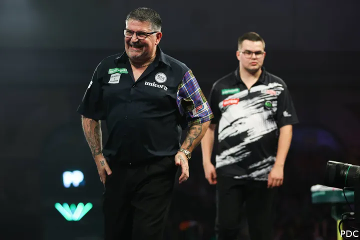 Gary Anderson en Gian van Veen lopen samen van het podium tijdens hun halve finale op het WK Darts.