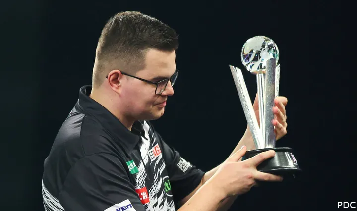 Gian van Veen poseert met zijn trofee voor de tweede plaats op het afgelopen WK Darts