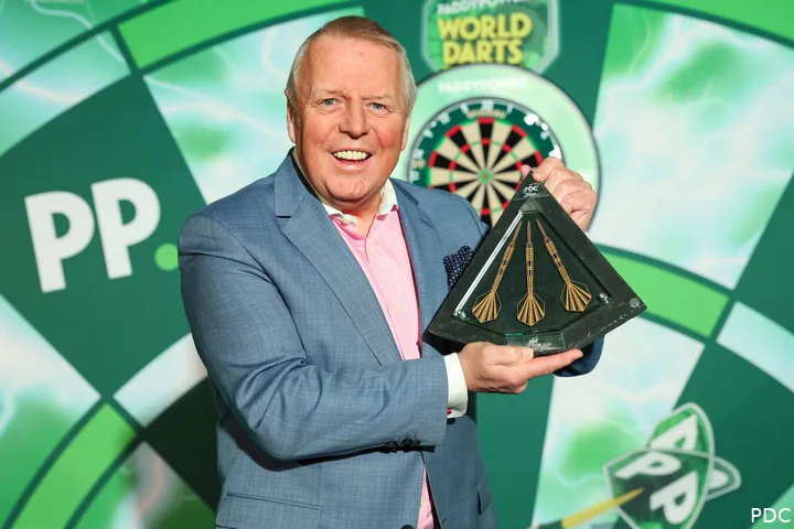 John McDonald pronkt met zijn trofee.