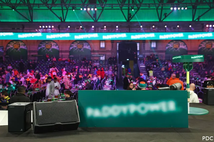 Paddy Power besloot in de halve finales alle sponsoruitingen te vervagen om aandacht te vragen voor de stichting&nbsp;Cure ADOA Foundation.