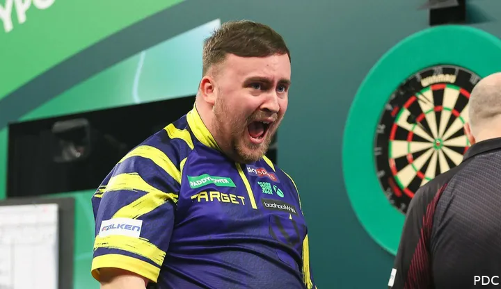 Luke Littler juicht met open mond na het uitgooien van de Big Fish