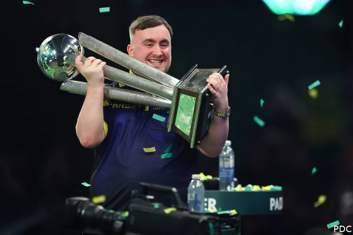 Luke Littler met de WK-trofee