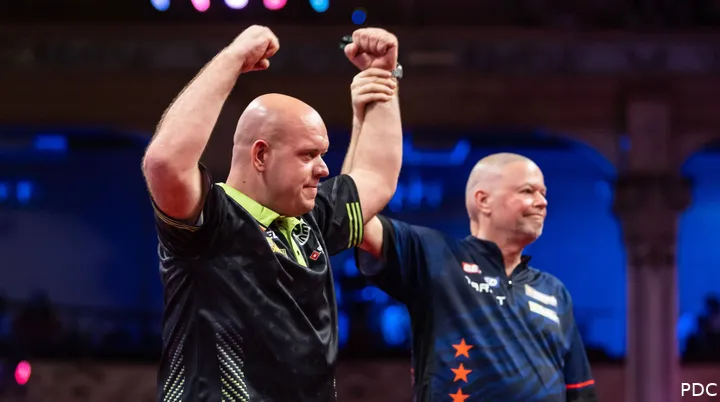 Raymond van Barneveld toont zijn respect aan Michael van Gerwen op het podium