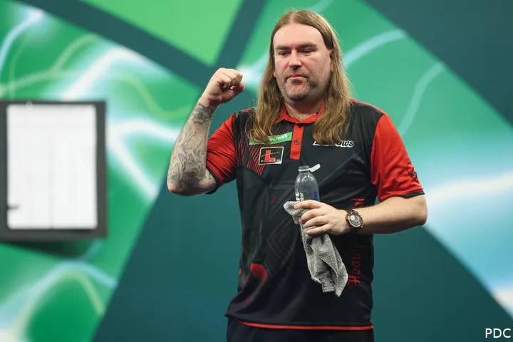 Ryan Searle toont zijn vuist aan het publiek