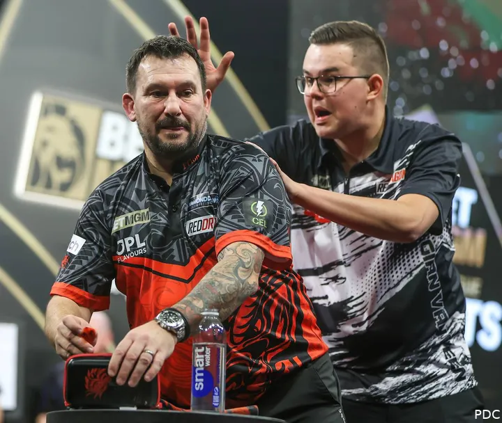 Gian van Veen tikt Jonny Clayton op z'n hoofd