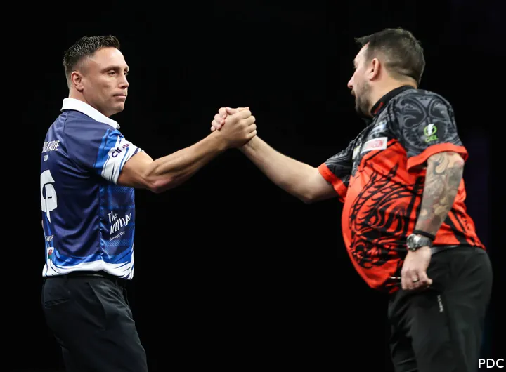 Gerwyn Price schudt de hand van Jonny Clayton