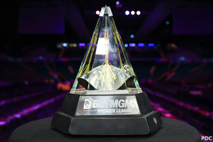 De beker die de winnaar van de Premier League Darts krijgt