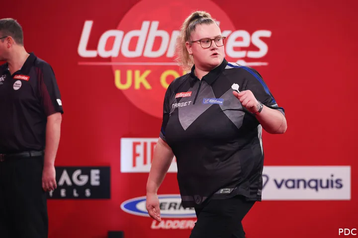 Beau Greaves balt haar vuist