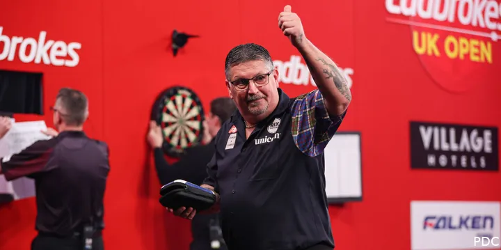 Gary Anderson steekt zijn duim op naar het publiek