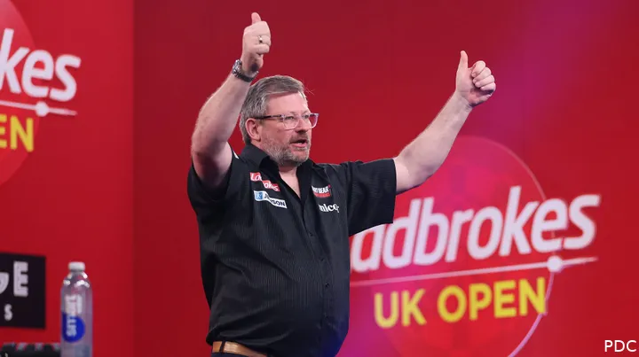 James Wade steekt zijn duim op