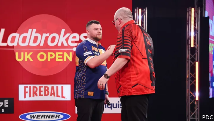 Josh Rock en Stephen Bunting schudden elkaar de hand