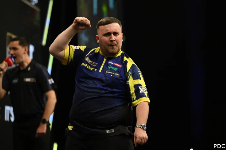 Luke Littler balt zijn vuist richting het publiek.