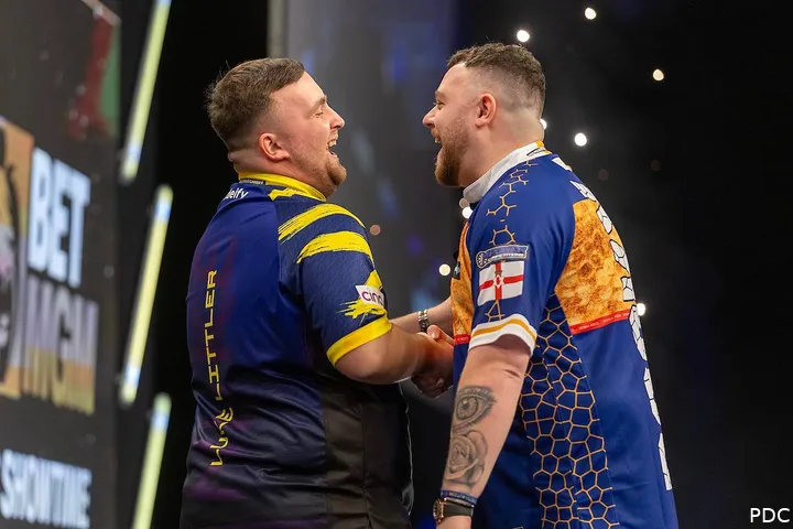 Luke Littler &amp; Josh Rock lachen naar elkaar