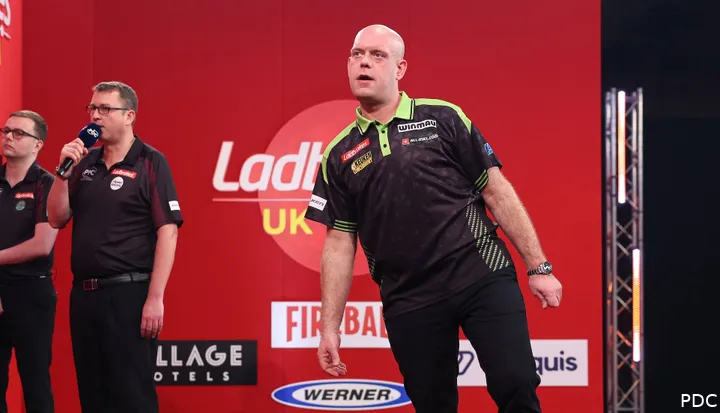 Michael van Gerwen baalt zichtbaar na een mindere beurt.