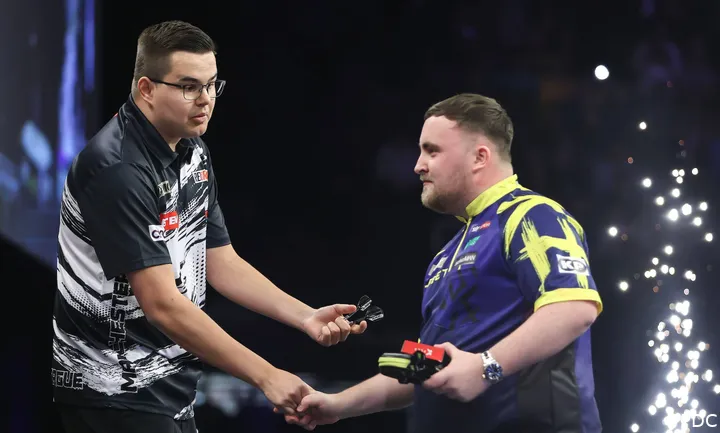 Gian van Veen en Luke Littler met een ongemakkelijke handshake.