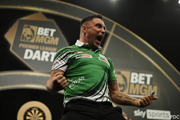 Gerwyn Price viert uitbundig richting het publiek.