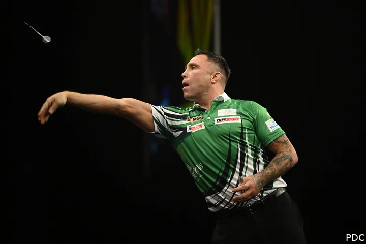 Gerwyn Price in actie tijdens de Premier League Darts