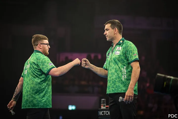 Keane Barry en William O'Connor geven elkaar een boks