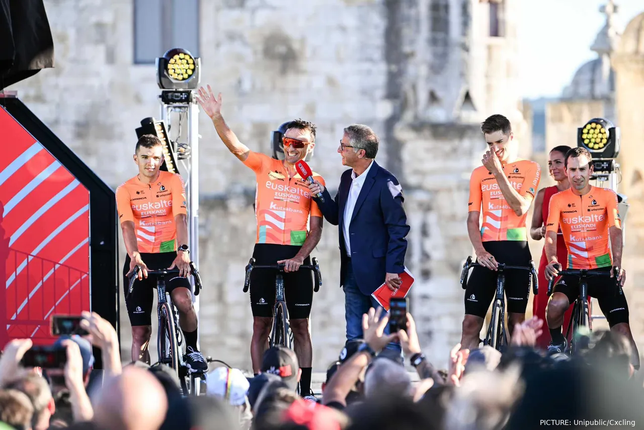 Luis Ángel Maté, homenajeado en su última Vuelta a España