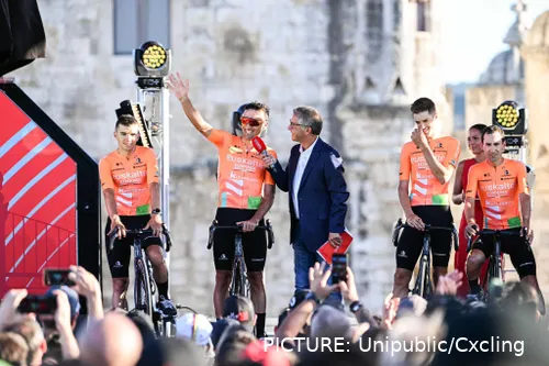 Luis Ángel Maté, homenajeado en su última Vuelta a España