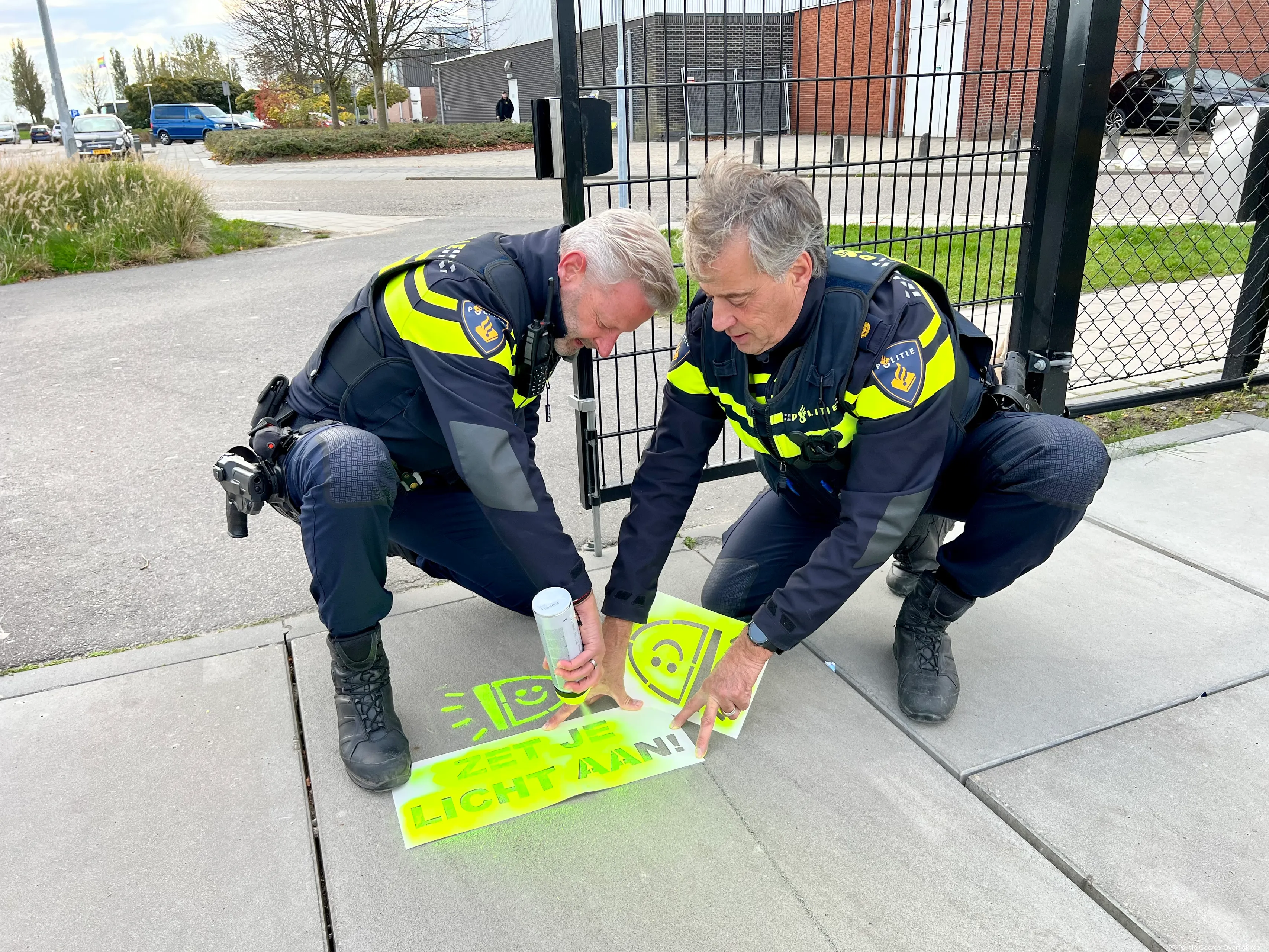 zet je licht aan agenten spuiten markeerspray bij fietsenstalling beroepscampus sommelsdijk 1