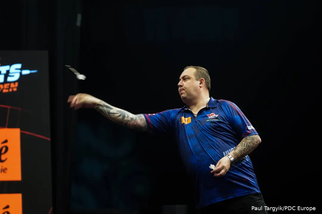 Kim Huybrechts throws dart.