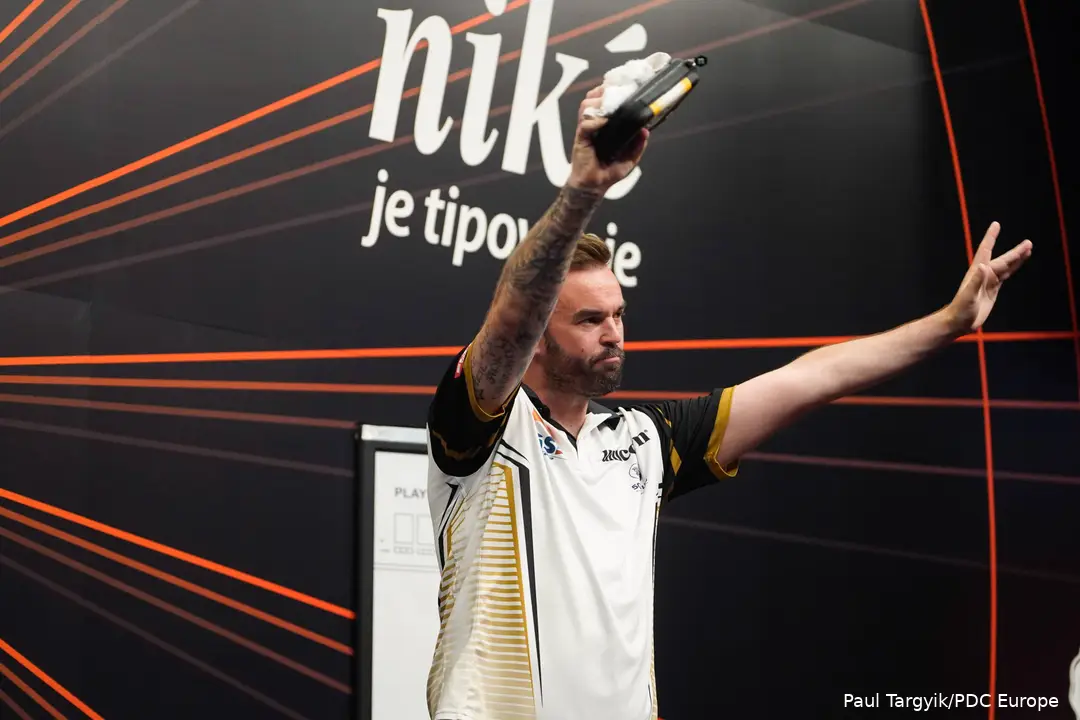 Ross Smith zwaait naar het publiek in de zaal.