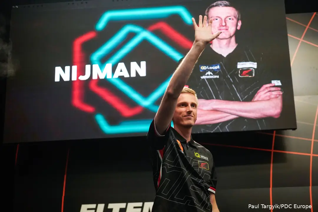 Wessel Nijman zwaait naar het publiek in de zaal.