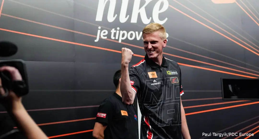 Wessel Nijman maakt een juichgebaar