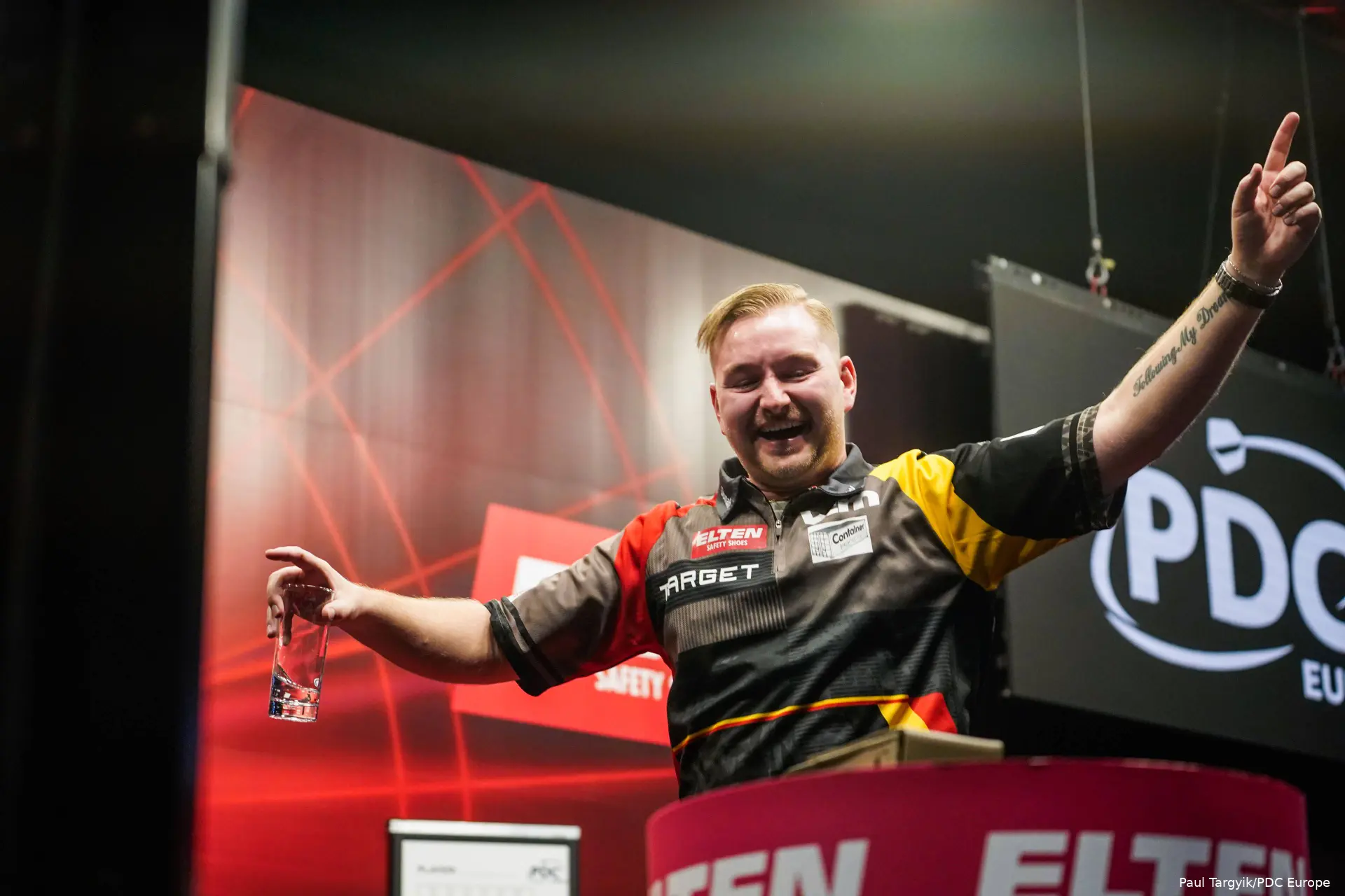 Dimitri Van den Bergh juicht op het podium