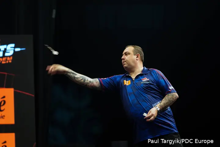 Kim Huybrechts throws dart.