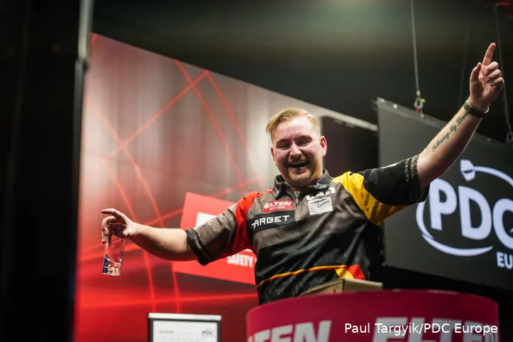 Dimitri van den Bergh jubelt nach seinem Sieg in der Auftaktrunde der Baltic Sea Darts Open
