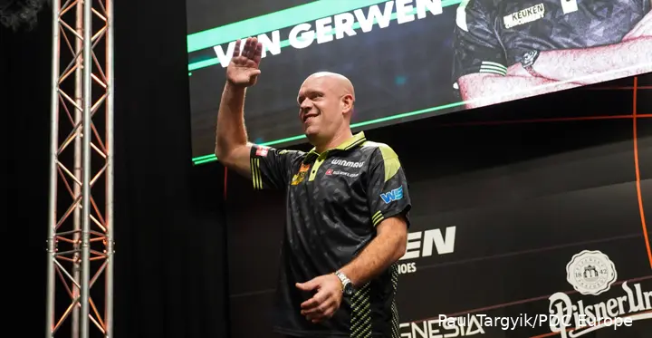 Michael van Gerwen winkt mit den Händen.